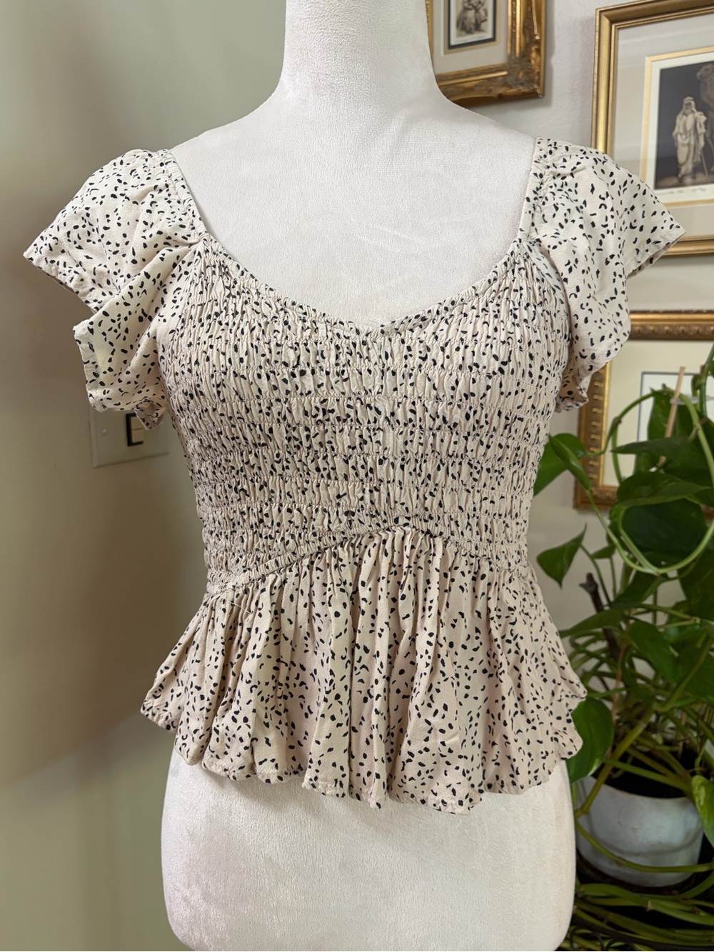 Japna SzSm Smocked Peplum Flutter Sleeve Top in Beige Spot